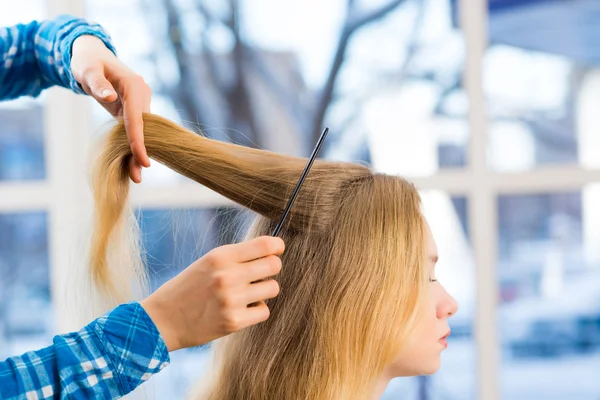 Pelo peinado de cerca — Foto de Stock