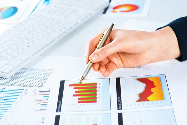 Vrouwelijke hand wijzend naar de financiële groeimeter — Stockfoto