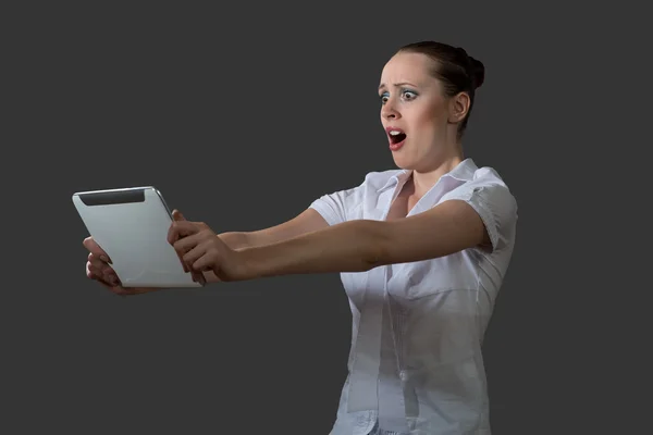 Mujer de negocios sosteniendo una tableta — Foto de Stock