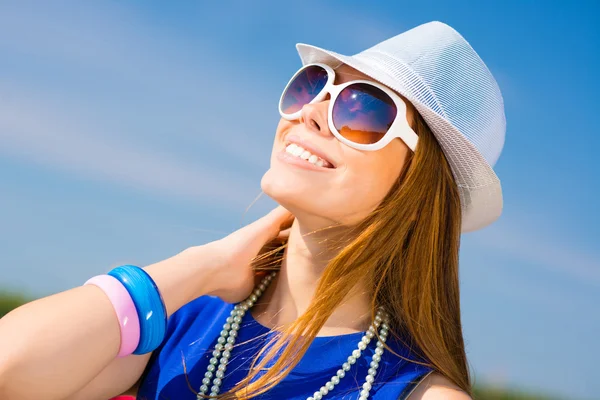 Mujer joven con estilo —  Fotos de Stock