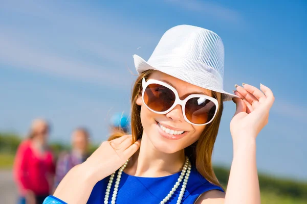 Mujer joven con estilo — Foto de Stock