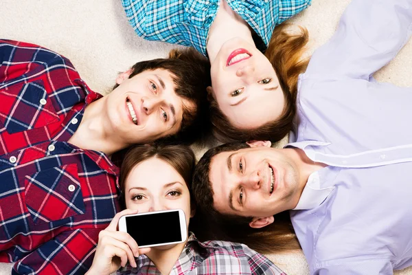 Vier junge Männer liegen zusammen — Stockfoto