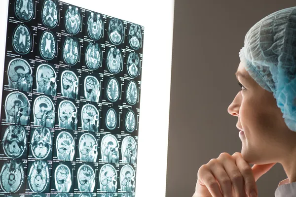 Doctor mirando la radiografía — Foto de Stock