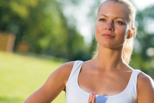 Frau macht Yoga im Park — Stockfoto
