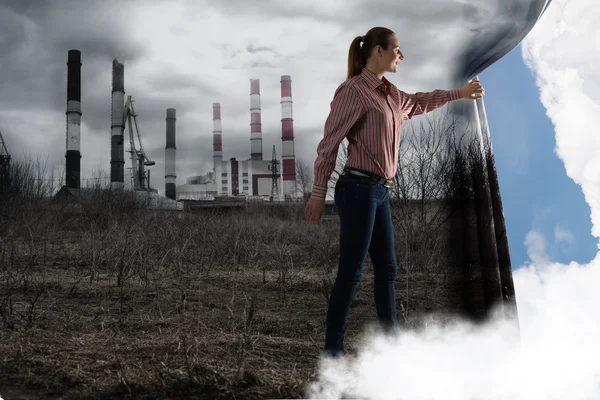 Wanita muda mendorong tirai melihat awan — Stok Foto