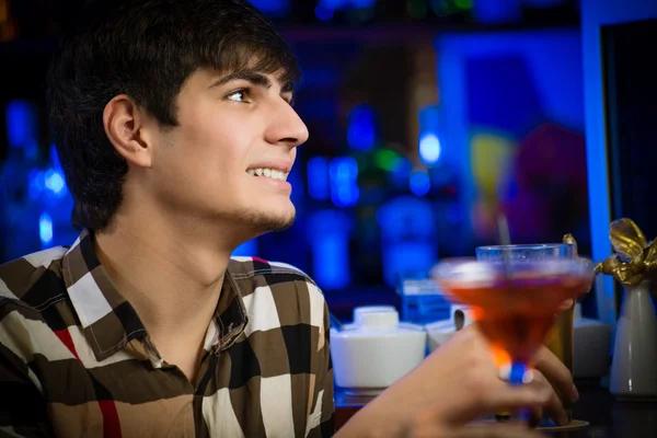 A bárban egy fiatal férfi portréja — Stock Fotó