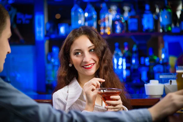 Jovem mulher em um bar — Fotografia de Stock