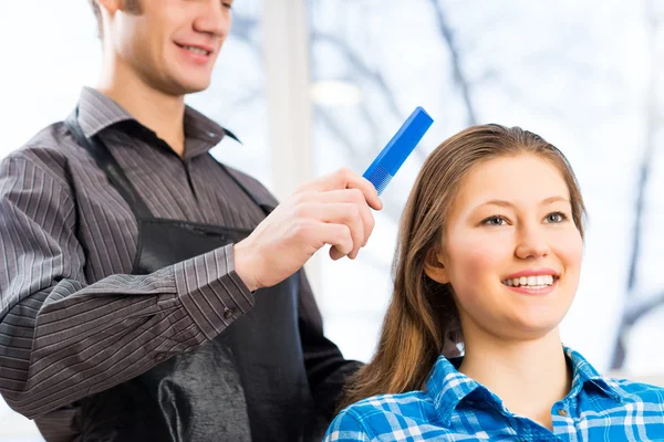 Frisør og kunde – stockfoto