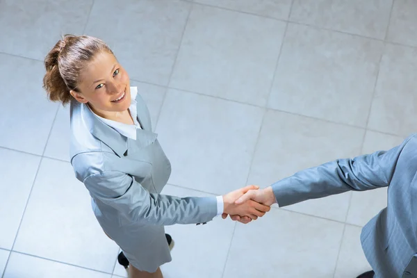 Retrato de uma empresária apertando a mão — Fotografia de Stock