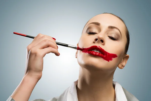 Młoda kobieta z żywe czerwone usta — Zdjęcie stockowe