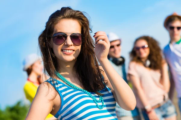 Mujer joven con estilo en gafas de sol — Foto de Stock