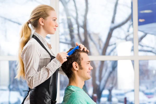 Hairdresser and client — Stock Photo, Image