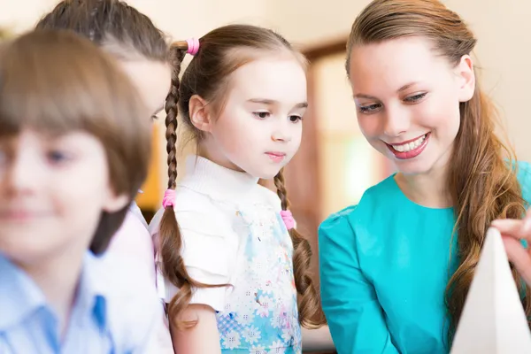 Children draw with the teacher — Stock Photo, Image