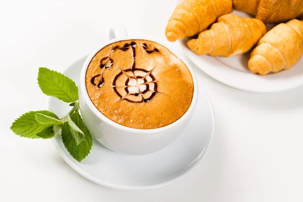 Grande xícara de café e croissants em uma placa — Fotografia de Stock