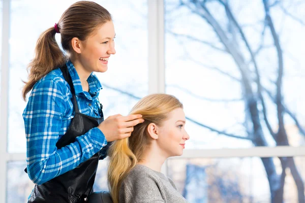 Hairdresser and client — Stock Photo, Image