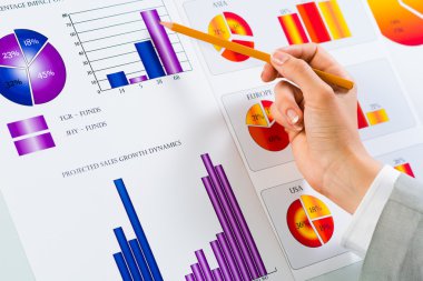 kalem finansal listelerinde işaret eden el