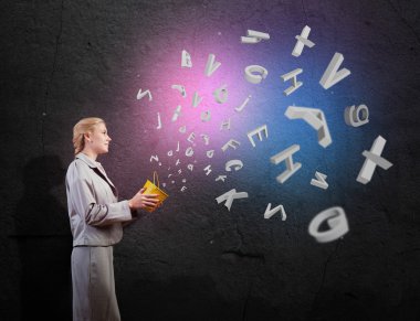 kova harfleri tutan kadın