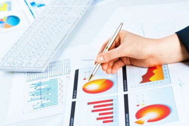 Finansal büyüme grafiği işaret eden el