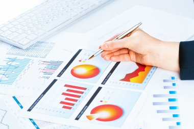 Finansal büyüme grafiği işaret eden el