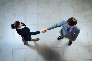 bir iş kadını ve el sallayarak işadamı