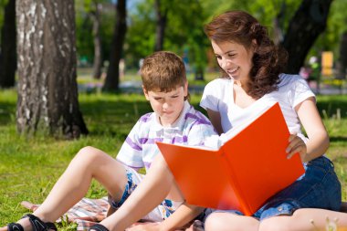 Oğlum ve annesi birlikte kitap okumak