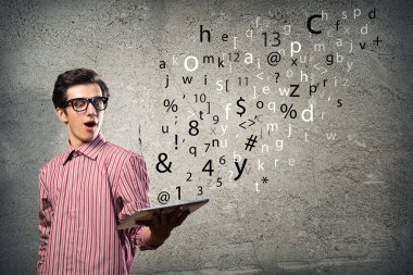 Tabletli genç adam.