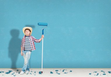 boyama için bir rulo ile şapkalı çocuk