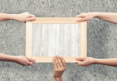 çerçeve tutan eller