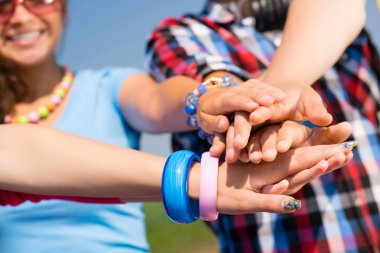 bir sütunda katlanmış silah ile arkadaş grubu