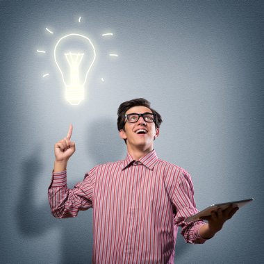 genç adam bir tablet holding