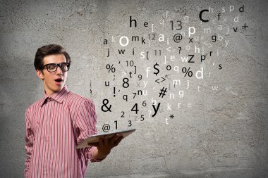 Tabletli genç adam.