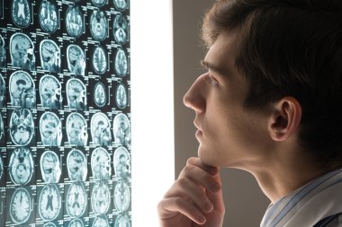 erkek Doktor Röntgen görüntü olarak arıyor