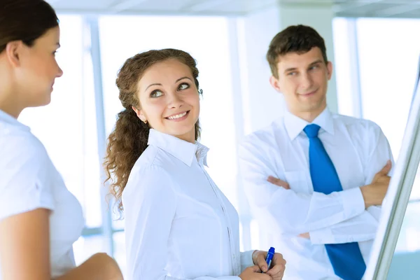 Geschäftsleute treffen sich am Flipchart — Stockfoto