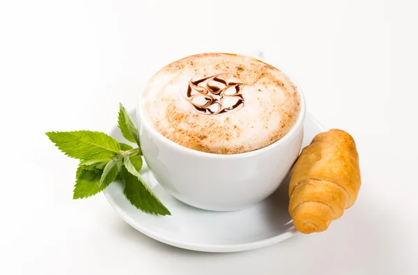 Tasse Kaffee und Croissants — Stockfoto