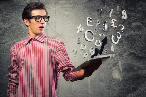 Joven con la tableta — Foto de Stock