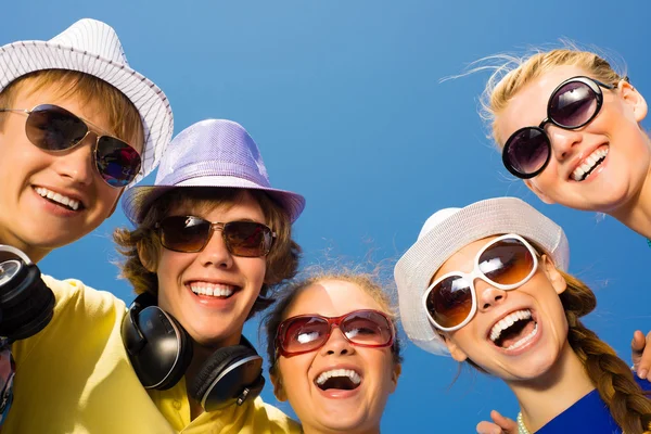 Groupe de jeunes portant des lunettes de soleil et un chapeau — Photo