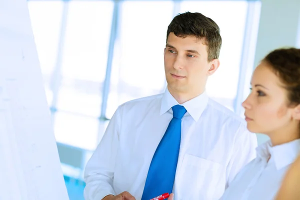 Businessmen are meeting near the flipchart — Stock Photo, Image