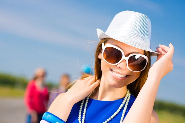 Mujer joven con estilo — Foto de Stock