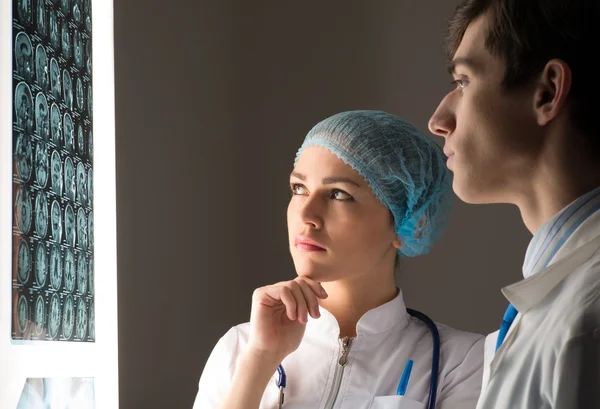 Medizinische Kollegen beraten in der Nähe des Röntgenbildes — Stockfoto