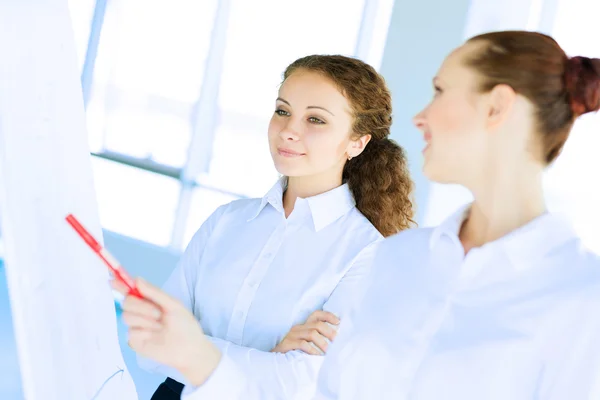 Businessmen are meeting near the flipchart — Stock Photo, Image