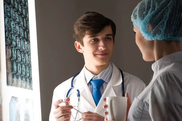 Colegas médicos conferir perto da imagem de raios-x — Fotografia de Stock