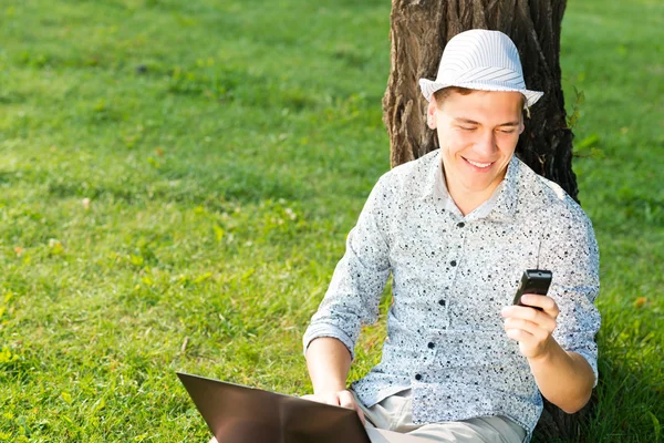 Jovem com um telefone celular — Fotografia de Stock