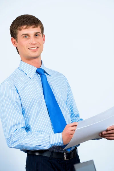 Geschäftsmann im Büro mit Geschäftspapieren — Stockfoto