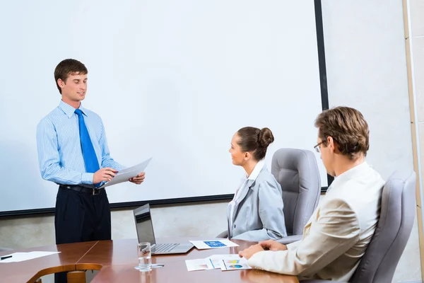 Businessman talking to colleagues — Stock Photo, Image