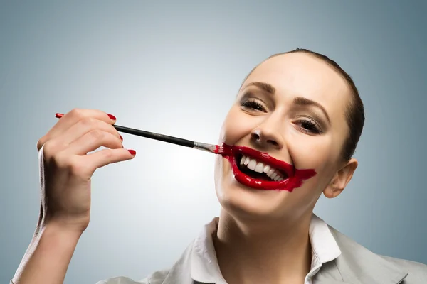 Mujer joven con la boca roja vívida — Foto de Stock