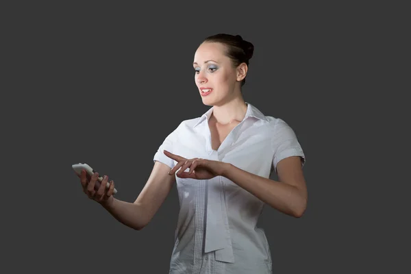 Mujer de negocios sosteniendo un teléfono celular — Foto de Stock