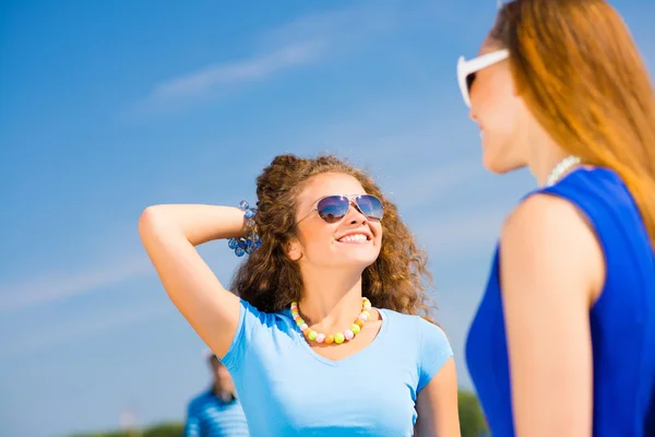 Mujer joven con estilo — Foto de Stock