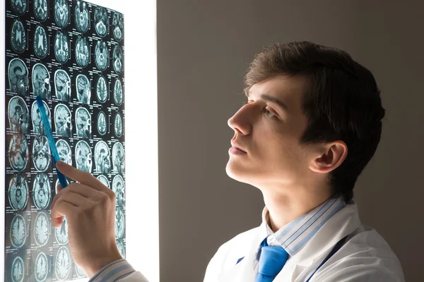 Male doctor looking at the x-ray image — Stock Photo, Image