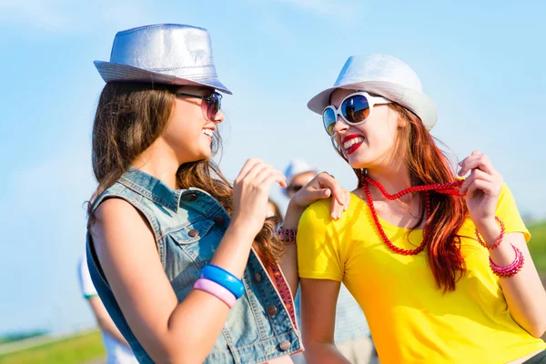 Due giovani ragazze si divertono — Foto Stock