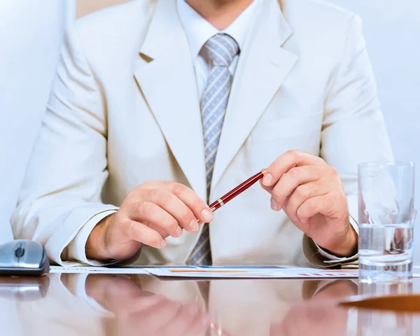 Affärsman hålla en penna i handen — Stockfoto